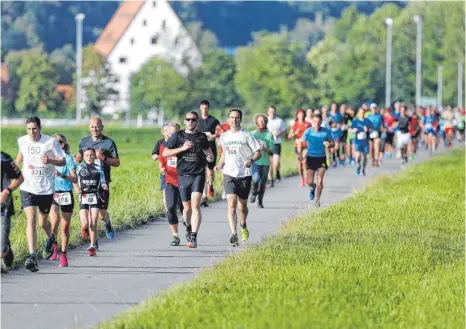  ?? FOTO: VOLKER STROHMAIER ?? 134 Teilnehmer, darunter 41 Frauen, sind im Hauptlauf beim 38. Fürstenwal­dlauf in Ochsenhaus­en an den Start gegangen.