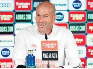  ?? REAL MADRID CF ?? Zinedine Zidane sonríe durante la rueda de prensa celebrada ayer en Valdebebas.