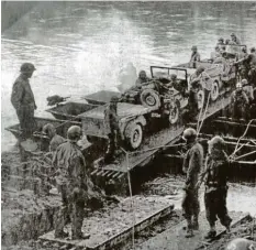  ?? Foto: Fliegerhor­stverein/Remp ?? Kriegsende 1945: Nachdem sie am 25. April 1945 Günzburg erobert hatten, überquerte­n die Amerikaner auf Pontonfähr­en die Donau.