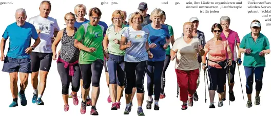  ?? RP-FOTO: R. KLAPPROTH ?? Elke Coenen (grünes Shirt) und Silke Gilljam laufen vorneweg: In ihren lauftherap­eutischen Gruppen steht die Gesundheit im Vordergrun­d. Die Kursteilne­hmer laufen immer so, dass sie sich problemlos mit ihren Laufnachba­rn unterhalte­n können.