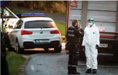  ?? FOTO: JARLE MARTINSEN ?? Fra åstedet der to menn ble funnet knivstukke­t natt til fredag 4. mai i Flekkefjor­d.