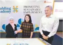  ??  ?? From left: Yayasan Gamuda head Sharifah Alauyah, Yeoh and Gamuda Berhad group nanaging director Datuk Lin Yun Ling after signing the pledge to mark the official launch of Enabling Academy.