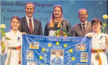  ?? FOTO: SIEGFRIED HEISS ?? OB Daniel Rapp (hinten links) und Roland Frommlet vom Stadtverba­nd beglückwün­schen Anna-Maria Wagner (Mitte) zur Wahl zur Sportlerin des Jahres. Emanuel Buchmann, Gewinner bei den Männern, war an diesem Abend verhindert.