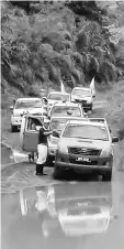  ??  ?? Taiwan Buddhist Tzu Chi Foundation Miri encounters a flooded road when delivering flood relief items to a longhouse in Long Jegan.