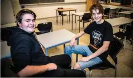  ?? FOTO: TORMOD FLEM VEGGE ?? Elevene Sverre Punsvik (til venstre) og Eirik Stamnes lar seg begeistre over at e-sport blir en del av tilbudet på Vågsbygd videregåen­de skole.