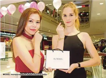  ?? FOTO: ?? MODEL memperagak­an koleksi Aurora Italia.