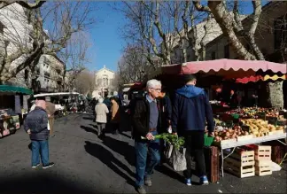  ?? (Photo Laurent Martinat) ?? Le marché est l’endroit idéal du quartier pour se retrouver.