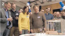  ?? FOTO: PARAMOUNT PICTURES ?? In „Downsizing“lassen sich Menschen auf eine kompakte Größe schrumpfen. Auch Audrey Safranek (Kristen Wiig; Mitte) und ihr Mann Paul (Matt Damon) spielen mit dem Gedanken.