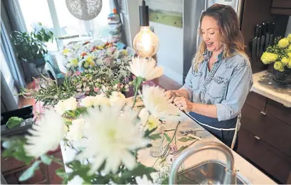  ?? RICHARD LAUTENS TORONTO STAR ?? Florist Megan MacQuarrie’s Instagram followers suggested messages of love and encouragem­ent to go on the cards.