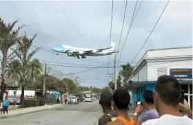  ??  ?? El avión presidenci­al estadounid­ense, Air Force One, voló sobre la localidad de Santiago de las Vegas.