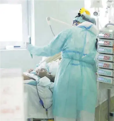  ?? GOBIERNO DE ARAGÓN ?? Una sanitaria atiende a un paciente en la uci del Servet, que ahora roza su máxima capacidad.