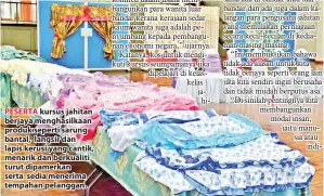  ??  ?? PESERTA kursus jahitan berjaya menghasilk­aan produk seperti sarung bantal, langsir dan lapis kerusi yang cantik, menarik dan berkualiti turut dipamerkan serta sedia menerima tempahan pelanggan. (Gambar kanan) BAKAR (empat kanan) bersama Rohani (dua...