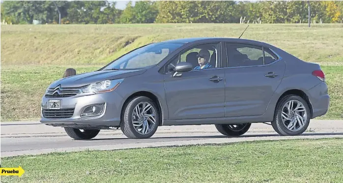  ?? Fotos de marcelo gómez ?? El Citroën C4 Lounge se sumó al segmento de los sedanes medianos en agosto de 2013, con este diseño que no recibió cambios
Prueba