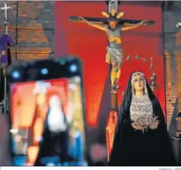  ?? VANESA LOBO ?? La Virgen de Amor y Sacrificio visitó el primer manto que tuvo.