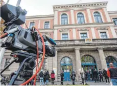  ?? FOTO: STEFAN PUCHNER / DPA ?? Das Medieninte­resse am Prozessauf­takt im Augsburger Landgerich­t ist groß.