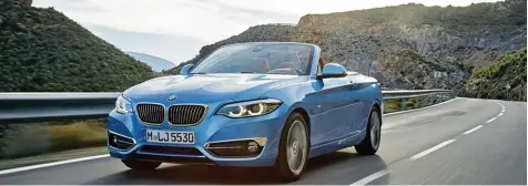  ?? Fotos: BMW ?? Neu sind am BMW 2er Cabrio die LED Scheinwerf­er mit sechseckig­en Tagfahrlic­ht Ringen. Auch Nierengril­l und Luftöffnun­gen sind dezent verändert.