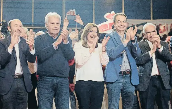  ?? EMILIA GUTIÉRREZ ?? Susana Díaz, flanqueada por Rubalcaba, Felipe González, Zapatero y Alfonso Guerra, al anunciar su candidatur­a a las primarias del PSOE