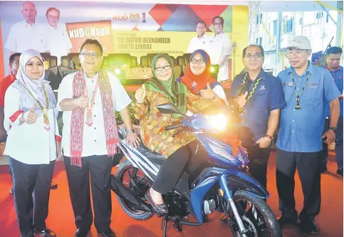  ??  ?? Nanta (second left) and others pose with the winner of the grand prize of the luck draw.