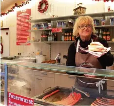  ?? Foto: Gloria Geißler ?? Brigitte Meißner ist seit mehr als einem Vierteljah­rhundert bei Anna Daufratsho­fer im Imbissstan­d angestellt.