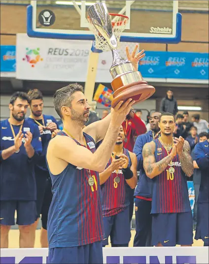 ?? FOTO: FCBQ ?? El capitán Juan Carlos Navarro levantando el trofeo. Es el segundo título del Barça esta temporada tras la Copa de Gran Canaria