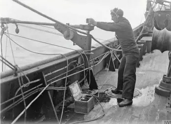  ??  ?? BAJAS CIVILES. La marina alemana derribó un buque americano de pasajeros, el Lusitania (arriba izquierda), el 7 de mayo de 1915. En la foto de la derecha, un marinero británico está a la escucha a través de un hidrófono a bordo de un acorazado de la Royal Navy.