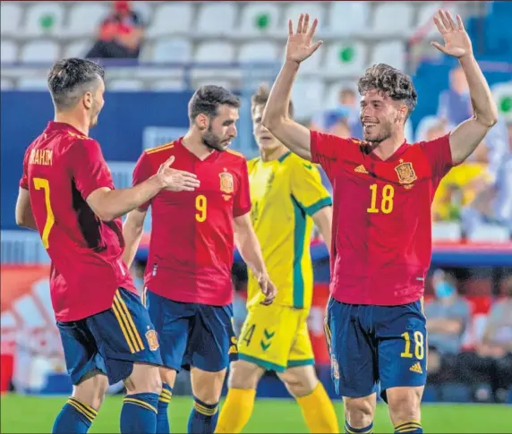  ??  ?? Javi Puado, a la derecha, celebra con Brahim el último tanto que consiguió ayer España en Leganés.