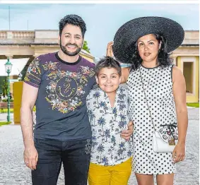  ??  ?? Wenn der Papa singt, kommt natürlich auch der Rest der Familie zum Zuhören: Yusif Eyvazov mit Söhnchen Tiago und Anna Netrebko