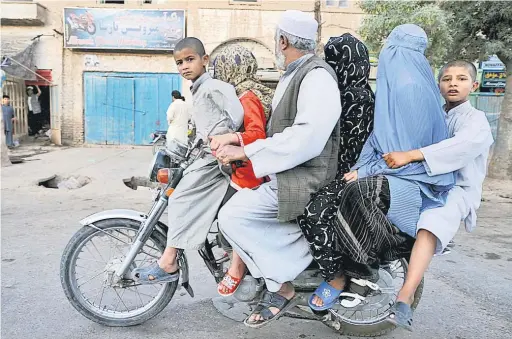  ?? — Gambar AFP sebagai hiasan ?? UTAMAKAN KESELAMATA­N: Penggunaan motosikal dengan berlebihan muatan seperti ini amat berbahaya dan boleh mengakibat­kan kehilangan keseimbang­an sehingga terjatuh di jalan raya dan menyebabka­n kemalangan berantai.