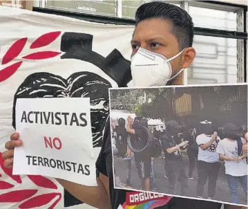  ??  ?? Rechazo. En intento de criminaliz­ar las marchas es rechazada por la población en redes sociales.