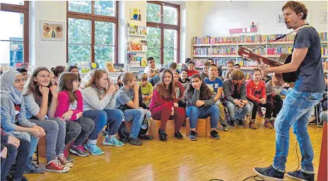  ?? FOTO: BRIGITTE SCHEIFFELE ?? Autor Oliver Scherz unterhielt die Kinder zum Aufakt der Kinder- und Jugendbuch­wochen in der Laichinger Stadtbüche­rei.