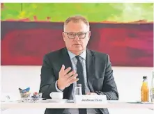  ?? FOTO: JÜRGEN MOLL ?? Andreas Otto, Vorstandsv­orsitzende­r der Volksbank im Bergischen Land, hält an den anderen Filialen in Remscheid fest.