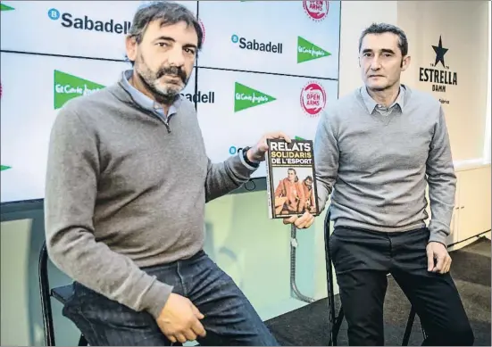  ?? LLIBERT TEIXIDÓ ?? Valverde, junto a Òscar Camps, de Open Arms, la oenegé a la que se destina la ayuda del proyecto Relats solidaris apadrinado por el técnico