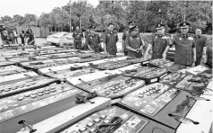  ??  ?? Subromania­m (right) showing gaming machine components worth RM6.56 million at the Dengkil Malaysian Customs Department. — Bernama photo