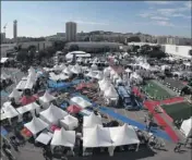  ??  ?? Le démontage des installati­ons réparties sur l’ensemble du Parc Chanot devrait prendre plusieurs jours.