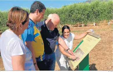  ?? EL DÍA ?? Blanca Torrent, José María Bellido, Jesús Aguirre y Beatriz Jurado ayer en el cinturón verde de Córdoba