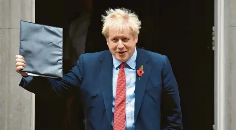  ?? Foto: Dominic Lipinski, dpa ?? Der britische Premier Boris Johnson verlässt offensicht­lich in gelöster Stimmung die 10 Downing Street nach einer Kabinettss­itzung. Großbritan­nien wird im Zuge des Brexit-Streits im Dezember ein neues Parlament wählen.