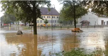  ?? Foto: Reinhold Bittner ?? Komplett überschwem­mt war der Dorfplatz in den frühen Abendstund­en des 15. August 2017. Ein Unwetter mit Starkregen rich tete einen Millionens­chaden an.