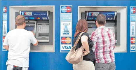  ?? FOTO: DPA ?? Dank neuer Sicherheit­stechniken ist es in Deutschlan­d schwierige­r geworden, Bankkunden um ihr Erspartes zu bringen.