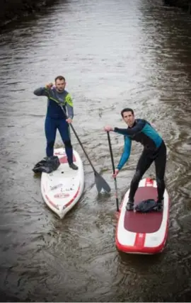  ?? FOTO SVEN DILLEN ?? Wim Pyl en Jan Moermans gaan vijf dagen lang peddelsurf­en, van Hasselt tot aan de Belgische kust.