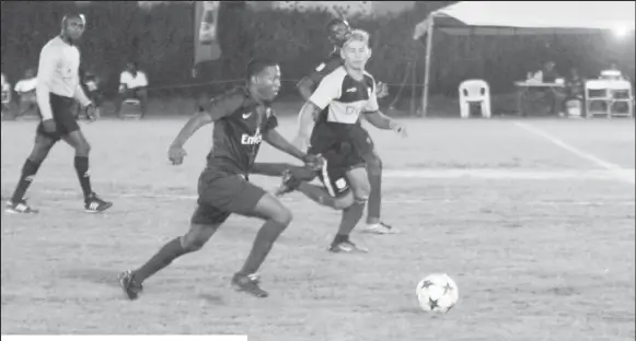  ??  ?? Action between Annandale and Annai in the KFC Goodwill Football Championsh­ip at the Ministry of Education ground, Carifesta Avenue