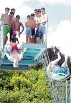  ?? Fotos: Brücken (2), Gonnermann (2) ?? Mit ordentlich Schwung ging es anlässlich des „Jump & Fun Weekends“im Freibad des Donaubads den Sprungturm hinunter.