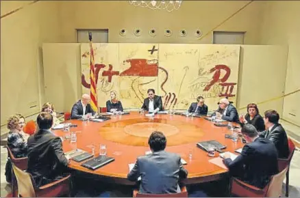  ?? ÀLEX GARCIA HOYUELOS ?? Junqueras presidió ayer el Govern en ausencia de Puigdemont, en el entierro de los guardas forestales