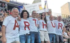  ?? FOTO: TEUFEL ?? ... oder im Stadion (v.l.) Max und Rita Rettenmeie­r, Thomas und Susanne Ilg, Hansi Teufel und Matthias Bauer sind dabei.