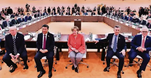  ?? FOTO: DPA ?? Die Gipfelteil­nehmer kurz vor Beginn der gemeinsame­n Arbeitssit­zung. Vordere Reihe (v.l.): Der USamerikan­ische Präsident Donald Trump, Chinas Präsident Xi Jingping, Bundeskanz­lerin Angela Merkel, Argentinie­ns Präsident Mauricio Macri und der...