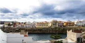  ??  ?? Huvudorten på Menorca heter Mahon, Maó på katalanska, och har en stor vacker hamn.