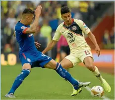  ??  ?? Cecilio Domínguez pelea un balón ante Cruz Azul en la Final.