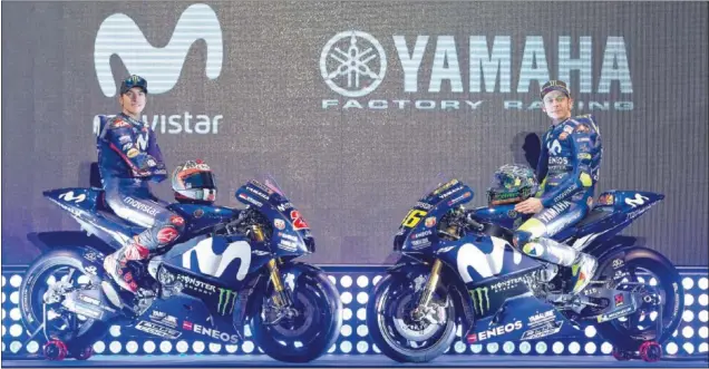  ??  ?? PUESTA DE LARGO EN MADRID. Maverick Viñales y Valentino Rossi posan al manillar de sendas M1 con las que intentarán conseguir el título de campeón del mundo en 2018.