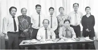  ??  ?? Hu (seated left) and KSFA committee members posing for a photo call.