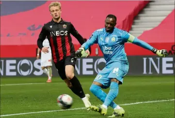  ?? (Photo Eric Ottino) ?? Dolberg face à Mandanda, un duel aux dynamiques inversées. Le Danois reste sur un doublé à Lille quand le portier marseillai­s a encaissé  % des tirs cadrés jusqu’ici par les adversaire­s de L’OM.