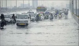  ?? SAKIB ALI /HT PHOTO ?? Commuters on Saturday wade through a waterlogge­d stretch of the Delhi-meerut Expressway near Indirapura­m in Ghaziabad.